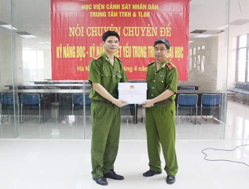Thiếu tướng, GS.TS Nguyễn Văn Cảnh, nguyên Phó Giám đốc Học viện CSND tặng sách cho Thư viện Học viện